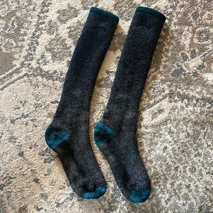 Darn Tough Women’s Mountaineering Over the Calf Socks. Size medium.